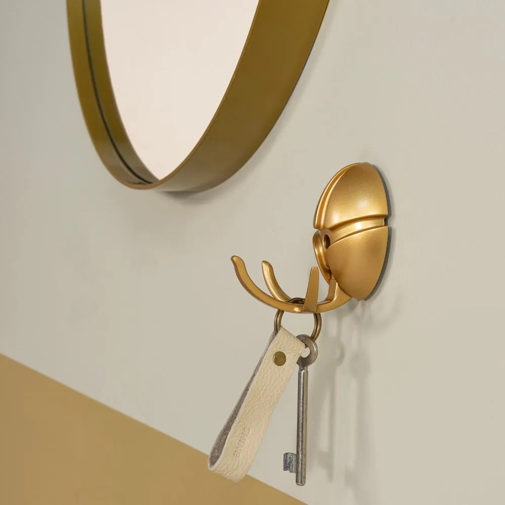 Nástenný plastový háčik v zlatej farbe Tick – Spinder Design