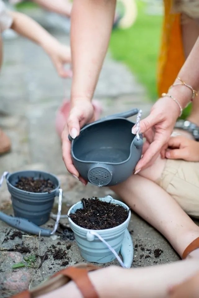 Scrunch súprava silikónové vedierko a lopatka, Anthracite Grey