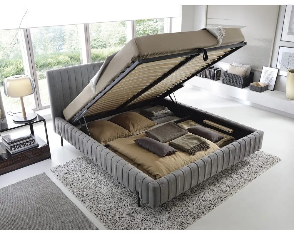 Sivá čalúnená dvojlôžková posteľ s úložným priestorom s roštom 180x200 cm Plissa – ELTAP