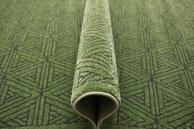 Koberec Teno F0336 fľaškovo zelený, geometrický / trojuholníky