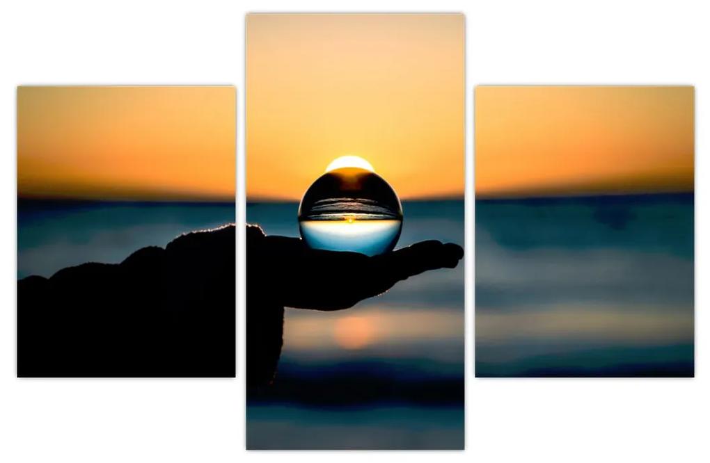 Obraz sklenenej gule v dlani (90x60 cm)