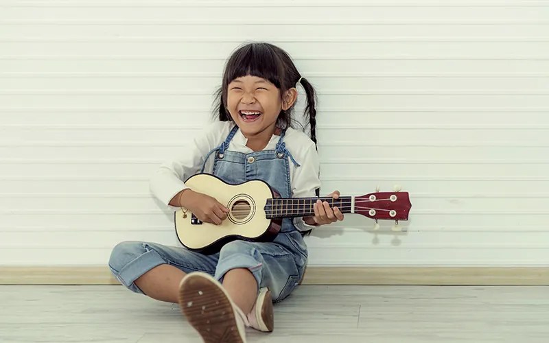 Detská gitara so 4 nylonovými strunami, drevená