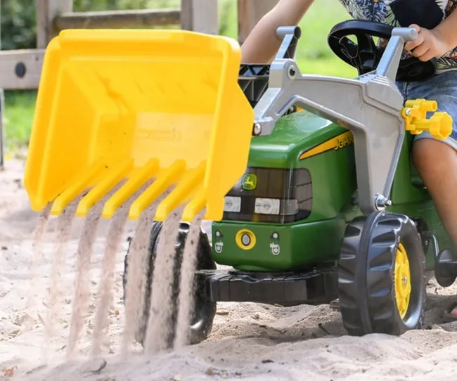 Šlapací traktor John Deere s prívesom a lyžicou Rolly Toys 023110