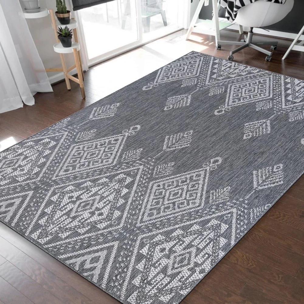 Dizajnový sivý kobrec s prepracovaným vzorom Šírka: 80 cm | Dĺžka: 150 cm