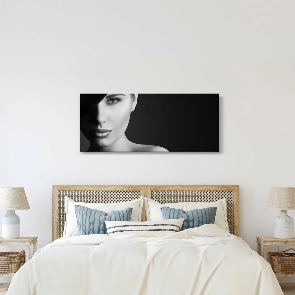 Obraz - Čiernobiely portrét ženy v klobúku (120x50 cm)