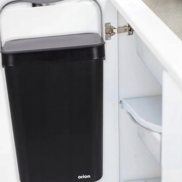 Závěsný odpadkový koš na dvířka, s víkem 10l - černý