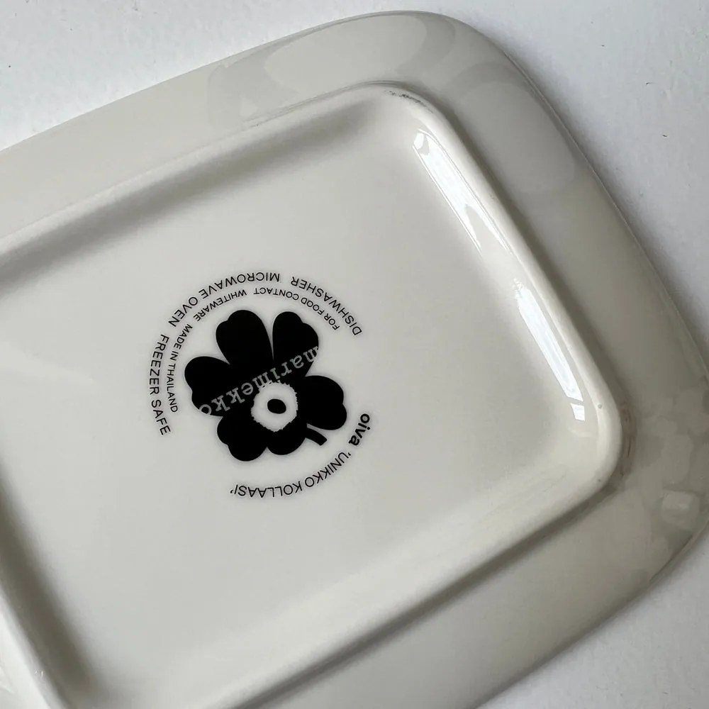 Marimekko Set Oiva Kollaasi Unikko veľký hrnček a tanierik Unikko 60th Anniversary tmavo modrý