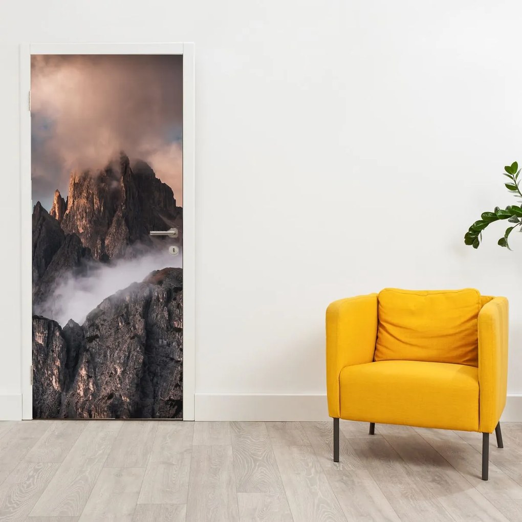 Fototapeta na dvere - Talianske Dolomity schované v hmle (95x205cm)