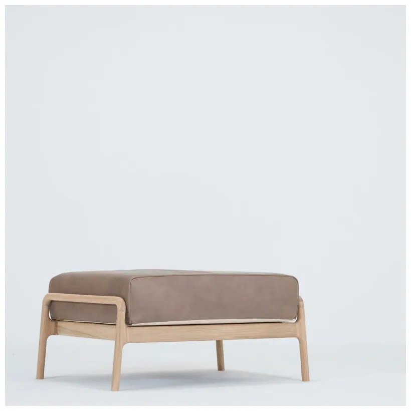 Svetlohnedá podnožka z byvolej kože s konštrukciou z masívneho dubového dreva Gazzda Fawn