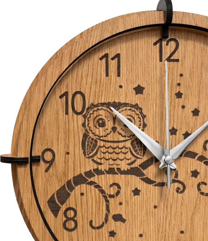 Drevené nástenné hodiny Sova na vetve – dubový dekor, tichý chod | SENTOP HDF0573-OAK