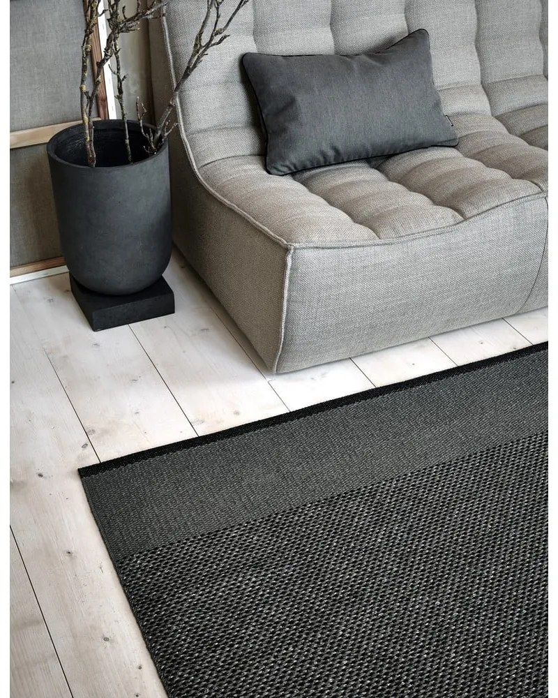 Antracitový vnútorný a vonkajší koberec 85x160 cm Edit Charcoal – Pappelina