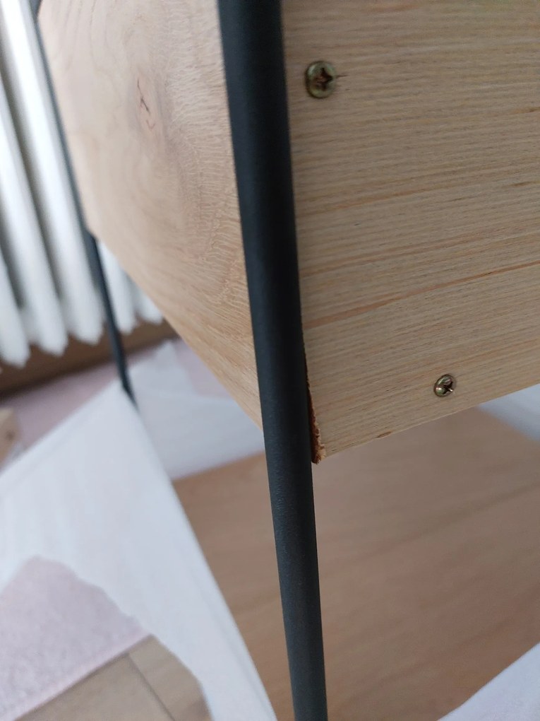 Dizajnový nočný stolík Shayla 40 cm divý dub - II. Trieda