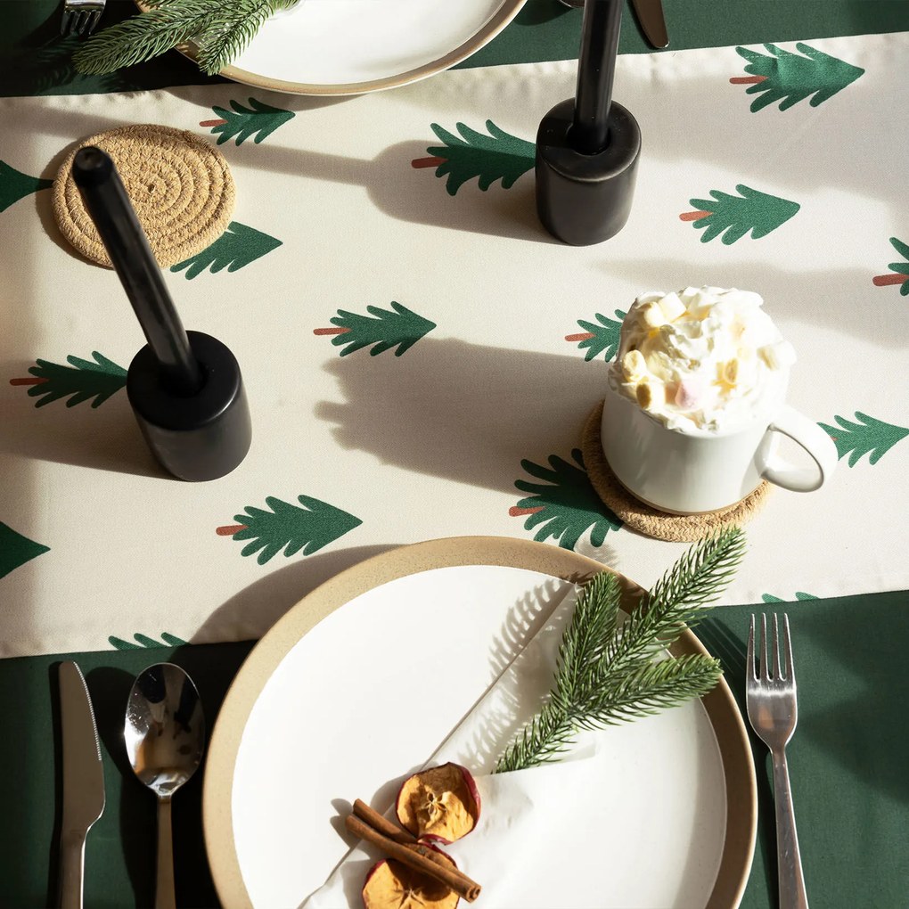 Goldea vianočný behúň na stôl z pevnej bavlny - stromčeky na režnom 50x160 cm