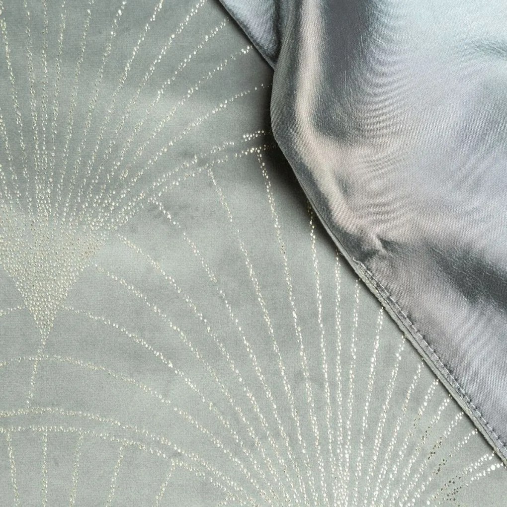 Zamatový stredový obrus s lesklou potlačou sivej farby