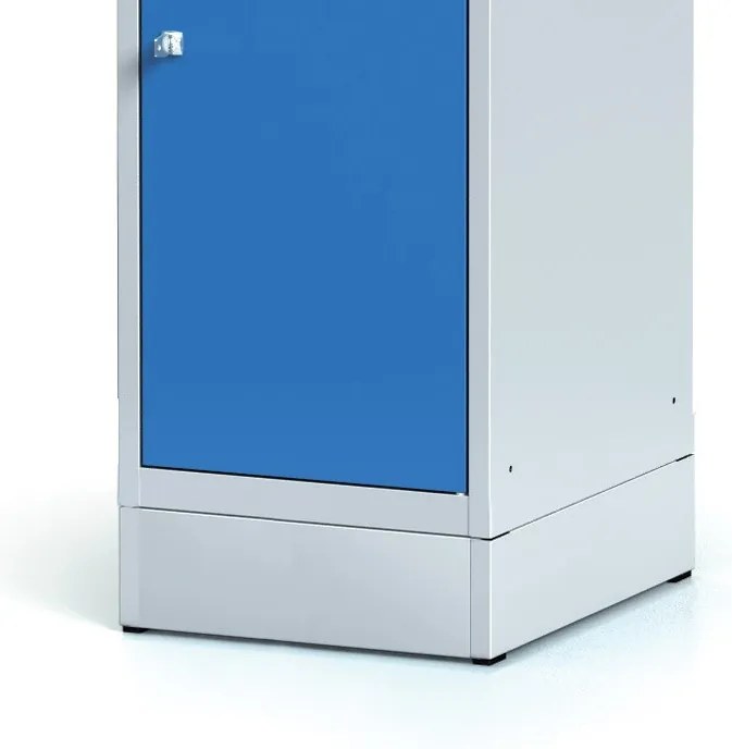 Alfa 3 Šatníková skrinka S6 na sokli s úložnými boxami, 2 boxy, 1920 x 400 x 500 mm, otočný zámok, tmavosivé dvere