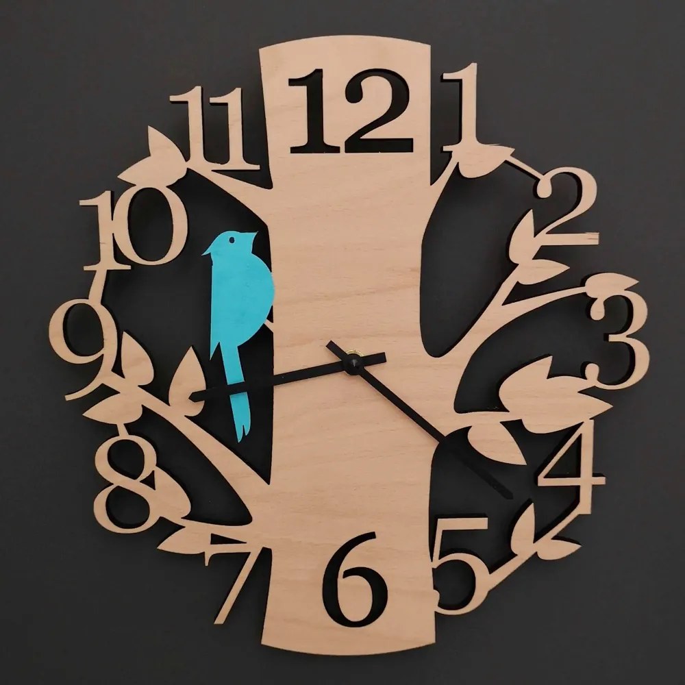 AMADEA Drevené hodiny nástenné v tvare stromu s modrým vtáčikom, masívne drevo, priemer 30 cm