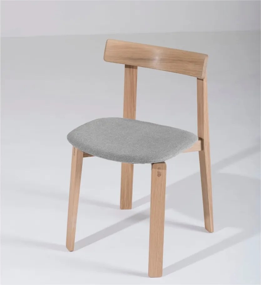 Jedálenská stolička z masívneho dubového dreva so sivým sedadlom Gazzda Nora