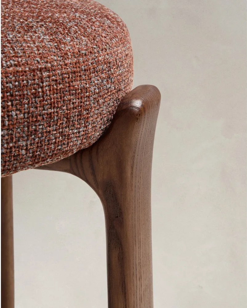 Hnedá/v tmavo prírodnej farbe barová stolička z jaseňového dreva (výška sedadla 65 cm) Granite – Kave Home