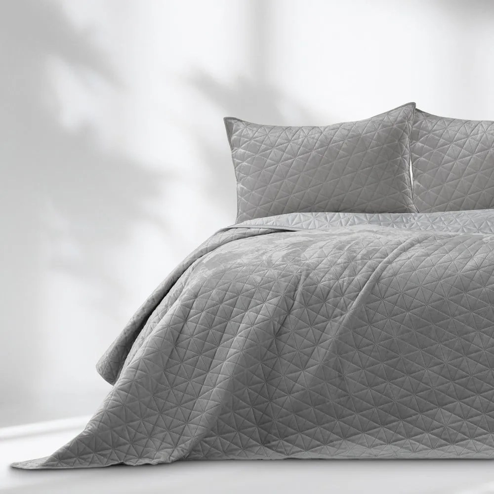 Svetlosivý zamatový prešívaný pléd 220x240 cm Laila – Restilo
