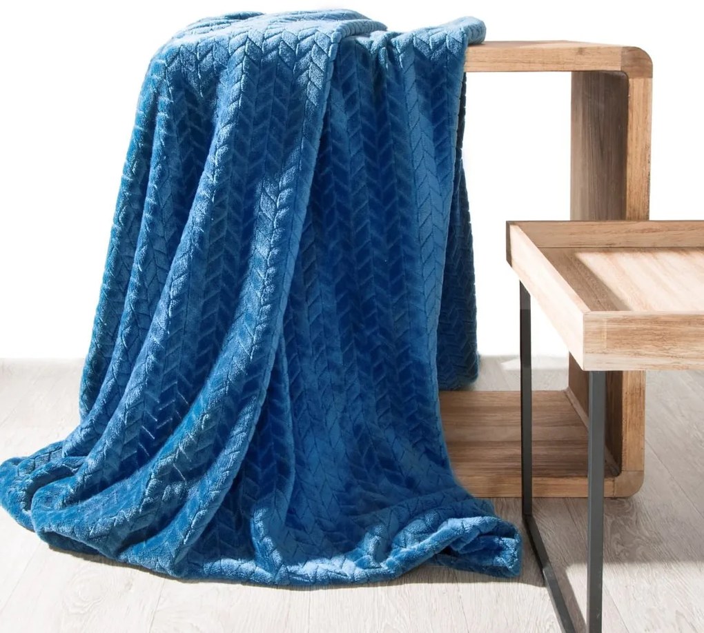 DomTextilu Jemná dekoračná deka modrej farby s reliéfnym 3D vzorom  70 x 160 cm 29116-158416 Modrá