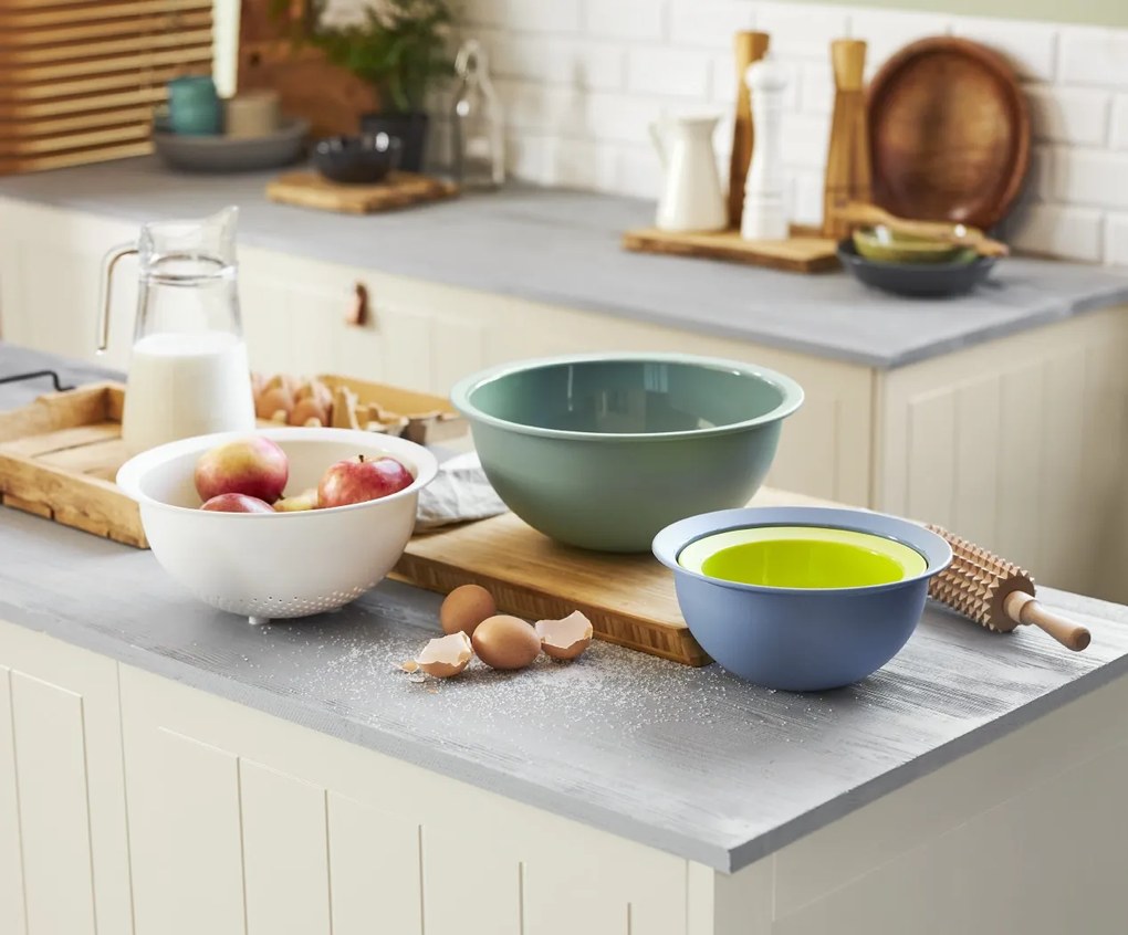 Rotho Plastové misky - súprava 3 kuchynských misiek a sitka CARUBA, mix farieb