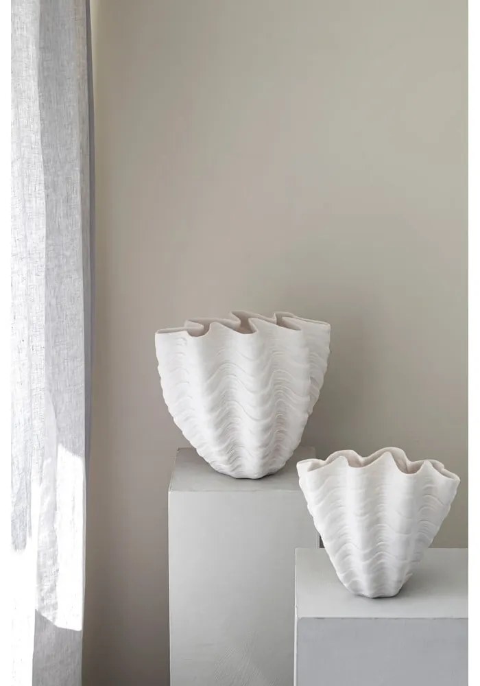 Biela váza z polyresínu (výška 22 cm) Shell – Mette Ditmer Denmark