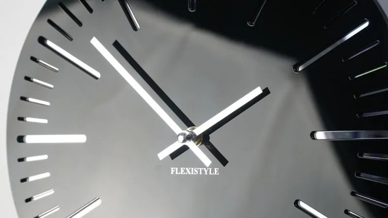 Elegantné lesklé hodiny do obývačky v čiernej farbe