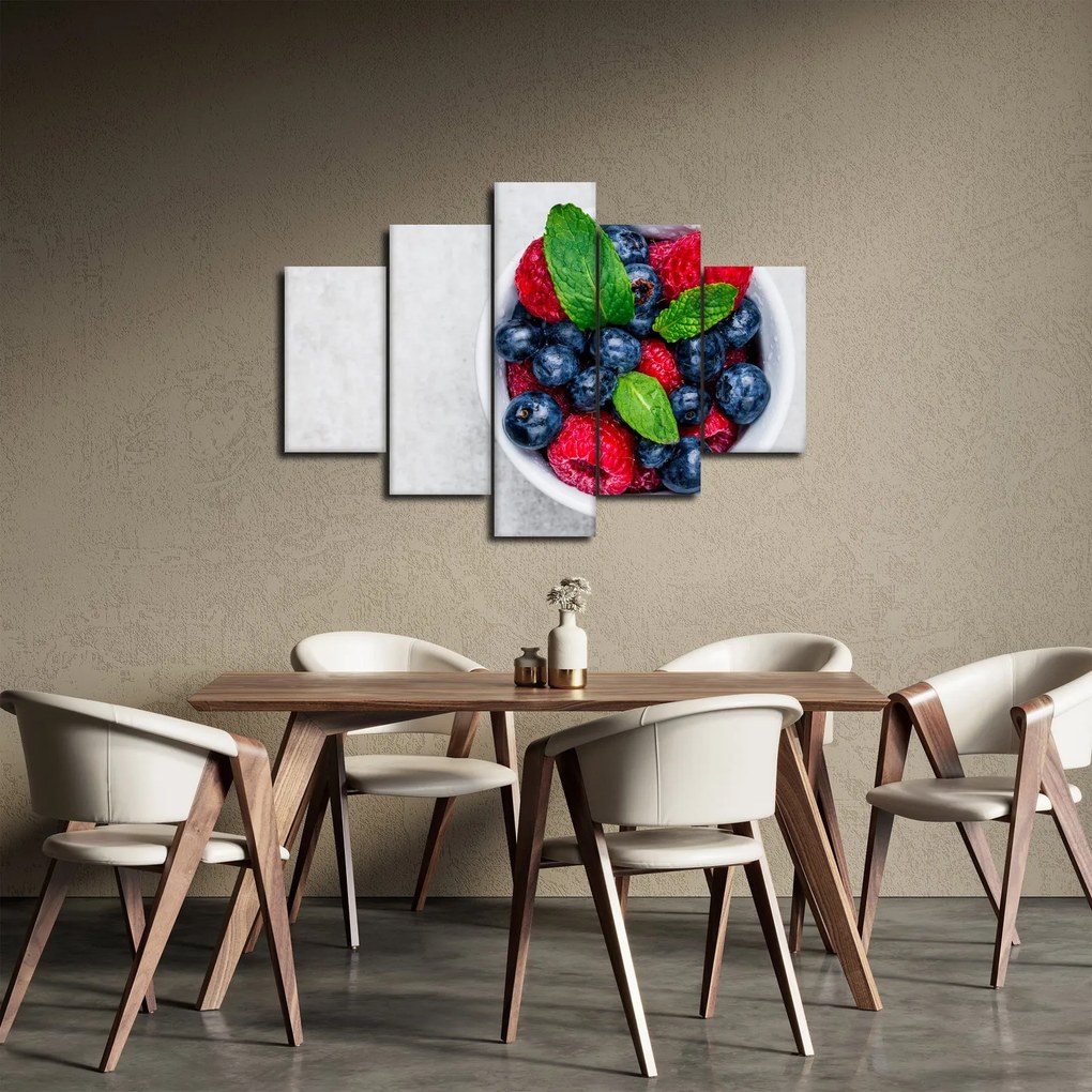 Obraz - miska s lesným ovocím (150x105 cm)