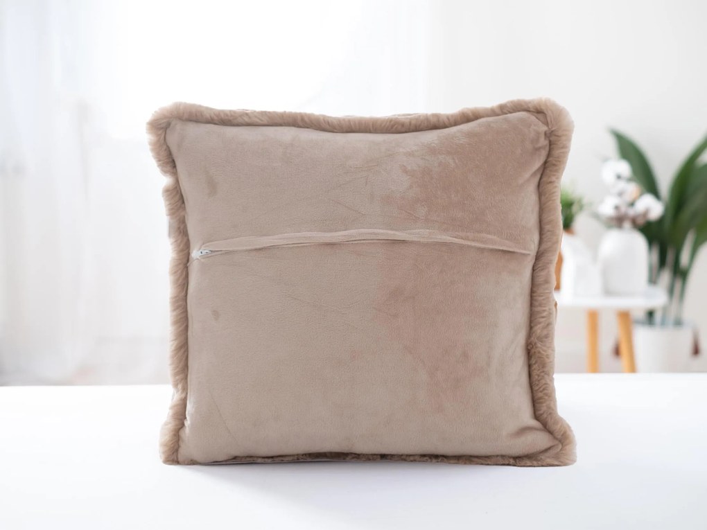 Obliečka z umelej kožušiny 45 × 45 cm – béžová