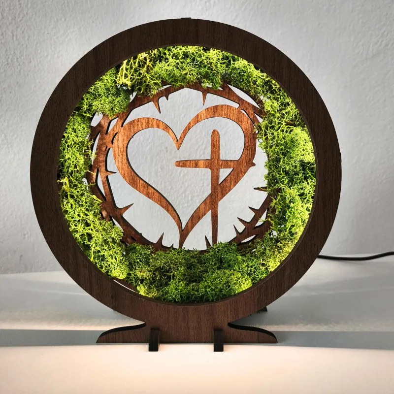 Drevená LED lampa s machom – Srdce a Kríž I SENTOP LED0582