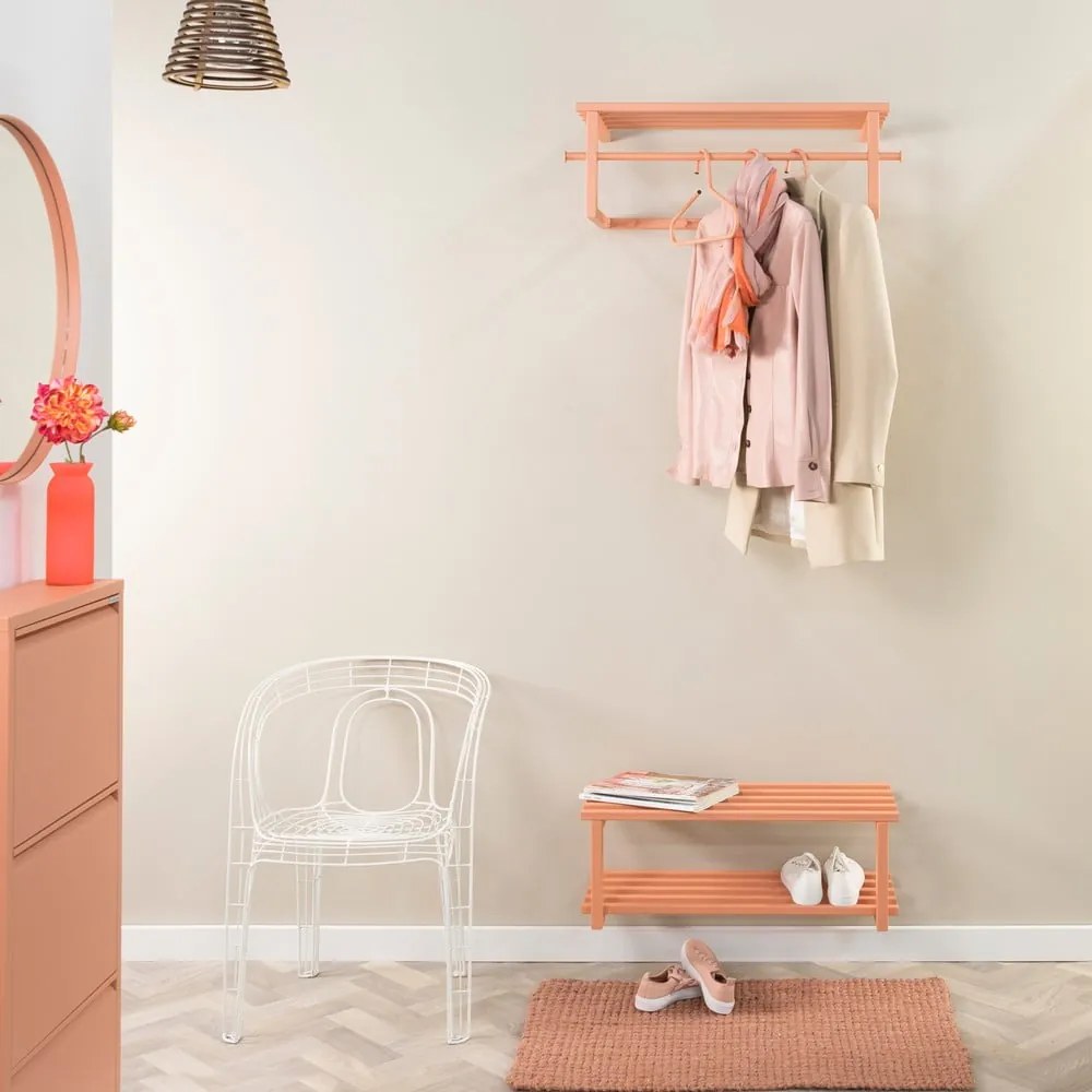 Kovový nástenný vešiak v lososovej farbe s poličkou 76 cm Marco – Spinder Design