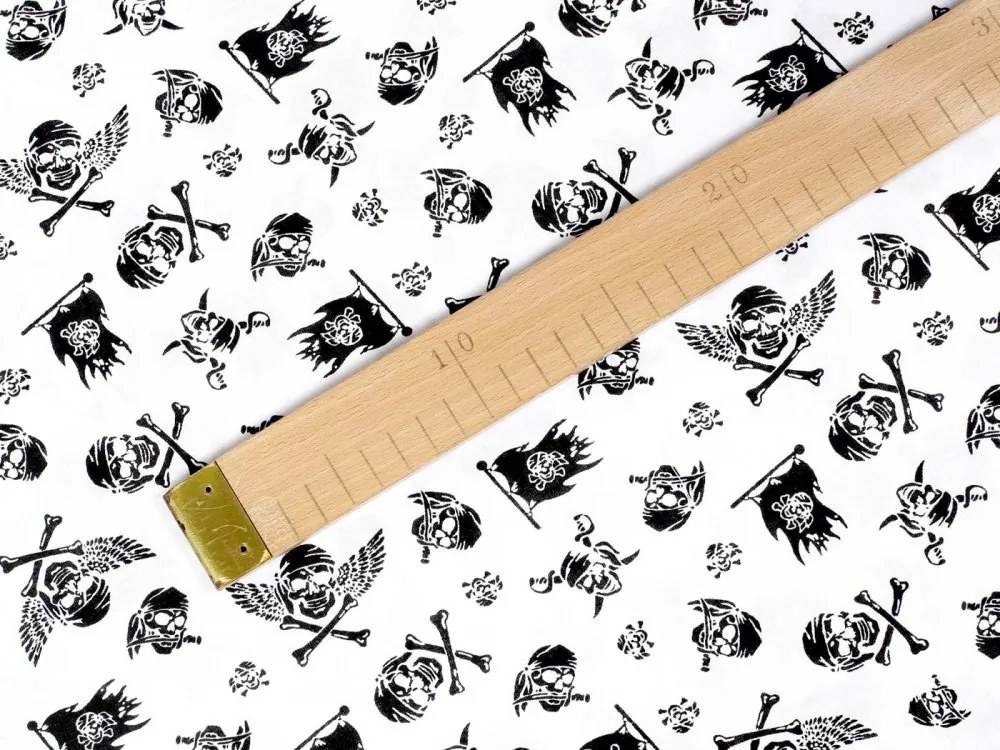Biante Detský bavlnený behúň na stôl Sandra SA-105 Čierne pirátské lebky na bielom 20x120 cm