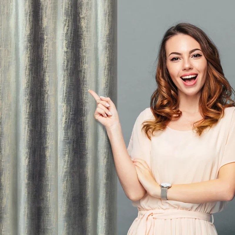 Dekorstudio Zamatový záves s elegantnou potlačou ZKPK-06 v sivej farbe