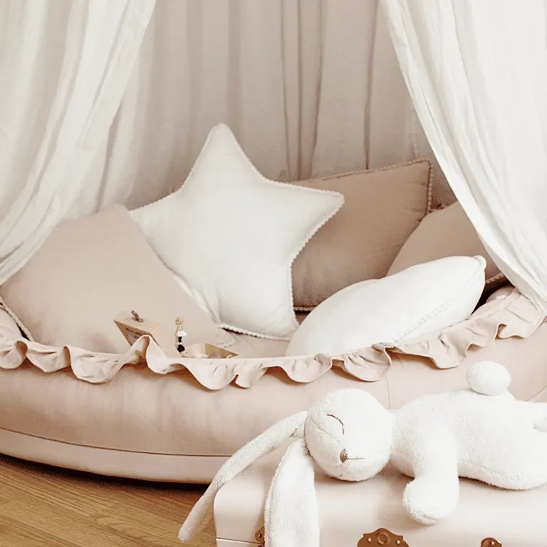 Hniezdo pre deti s volánom púdrovo ružová