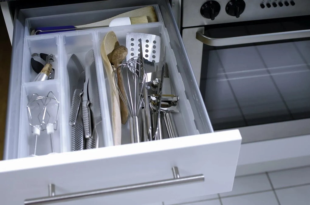 Organizér do šuplíku kuchyně i koupelny, příborník Rotho BASIC, mléčná (30x8)