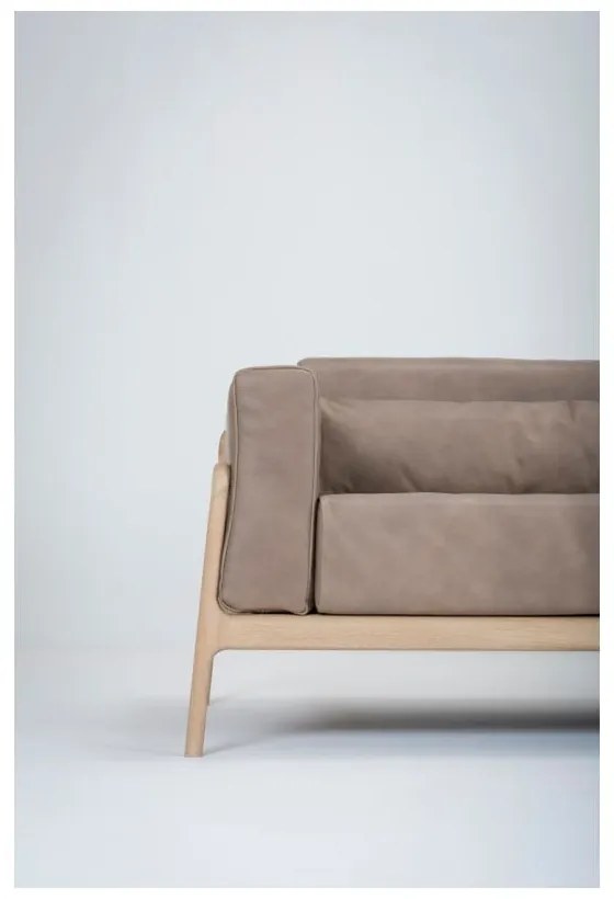 Svetlohnedá pohovka z byvolej kože s konštrukciou z dubového dreva Gazzda Fawn, 240 cm