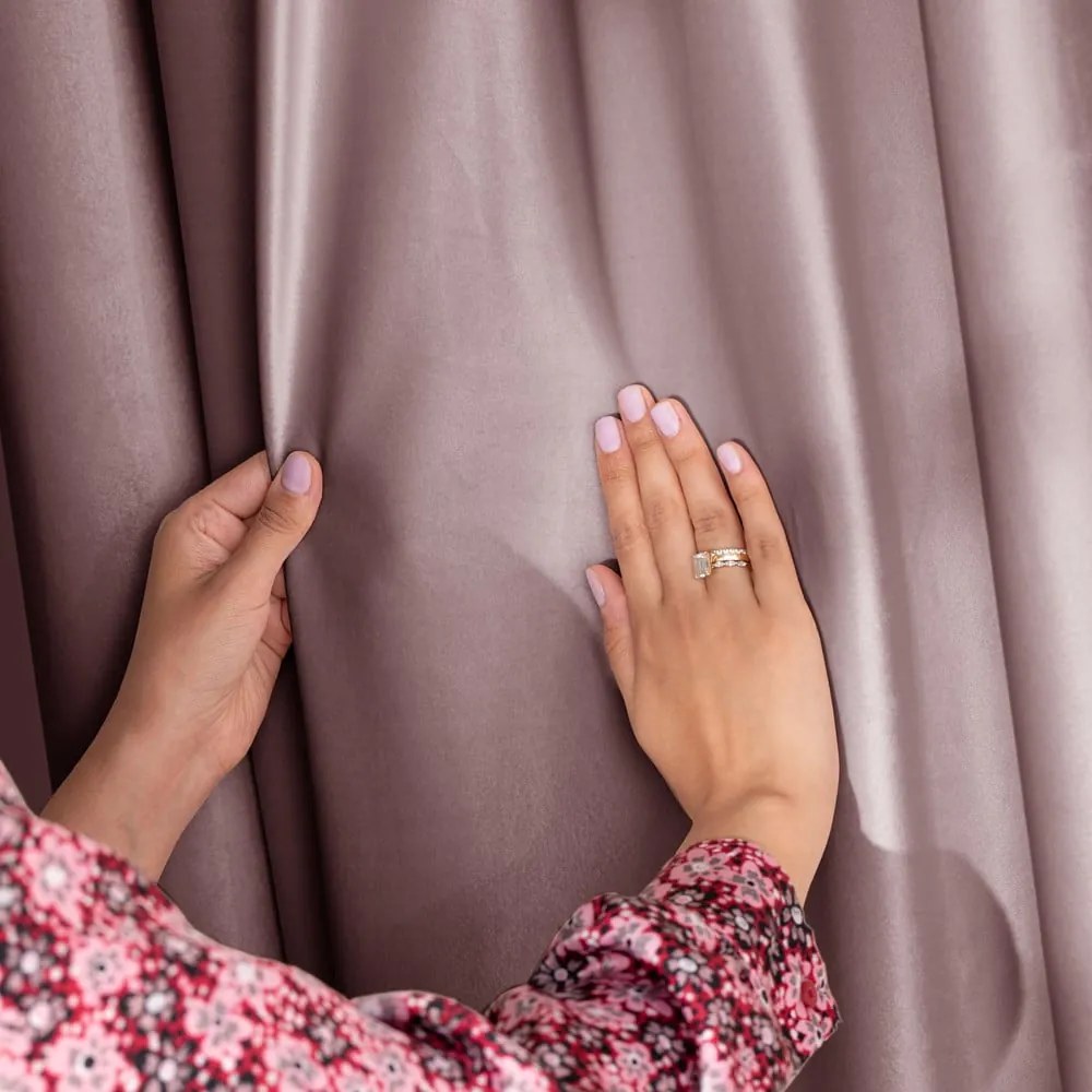 Svetlohnedý zamatový dimout záves 140x270 cm Eyelets – Restilo