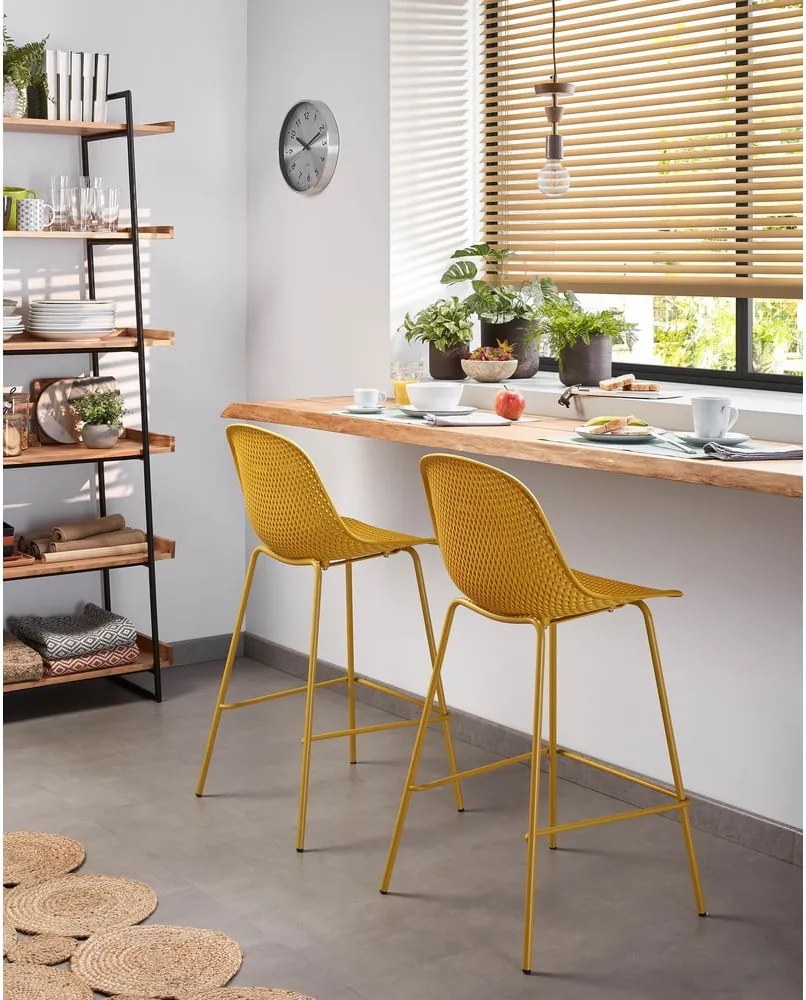 Okrovožltá kovová/plastová záhradná barová stolička Quinby – Kave Home