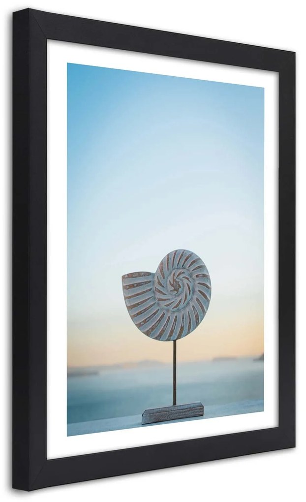 Gario Plagát Postava mušle na pozadí mora Farba rámu: Bez rámu, Rozmery: 30 x 45 cm