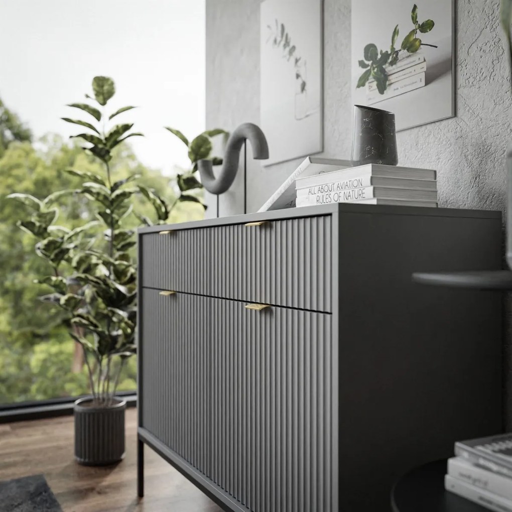 KOMODA VIGGO ŠEDÁ + ČIERNY PODSTAVEC 104 cm