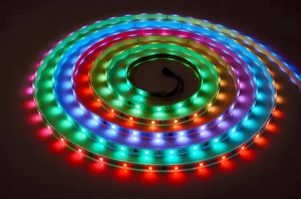 BERGE Digitálny pásik LED - RGB - IP20 - 5m - dúhový efekt