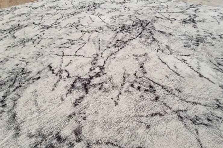 Mramorový koberec Plush Deluxe – sivo-biely shaggy s vysokým vlasom Rozmer: 120x170 cm