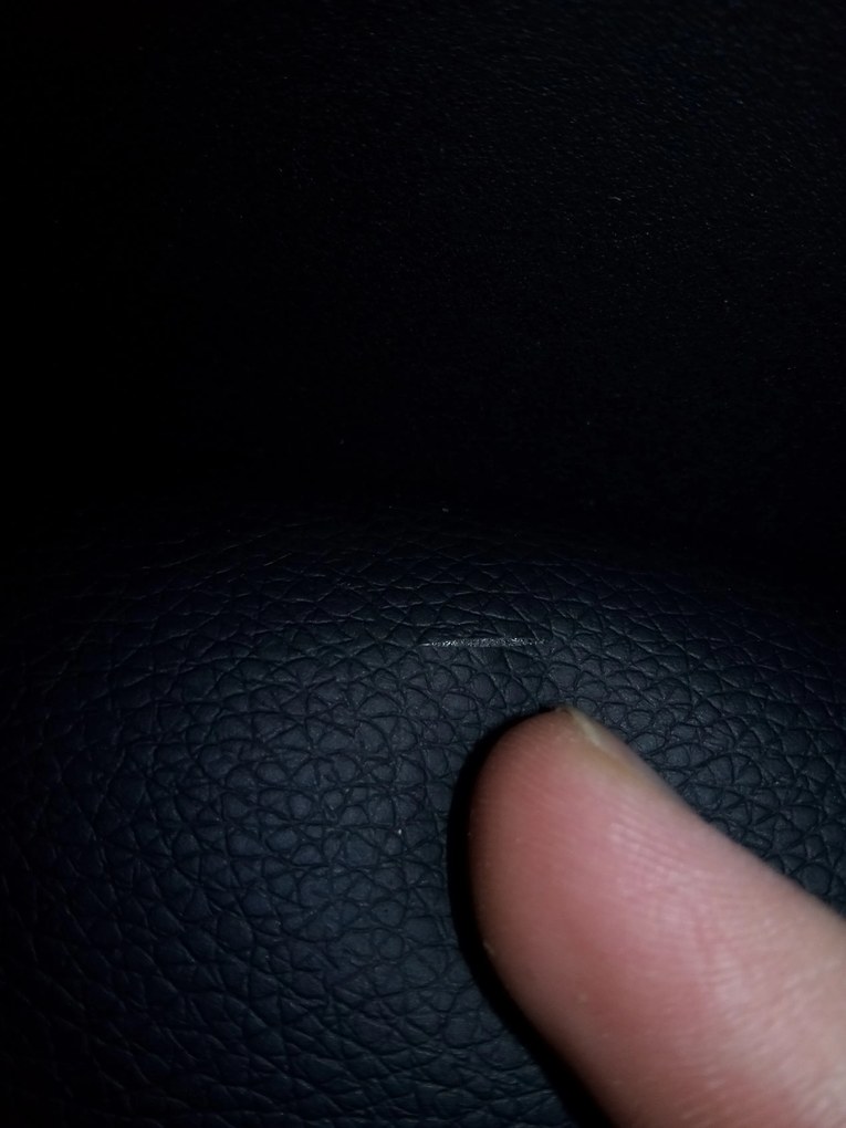AKCIA Čierna barová stolička HOGA z eko kože s čiernou nohou II. akosť