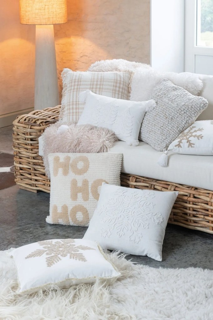 Béžovobiely vianočný vankúš so snehovými vločkami Snowflake – 45*45*15 cm
