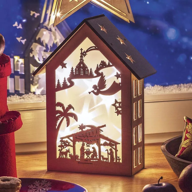 Drevený svietiaci domček