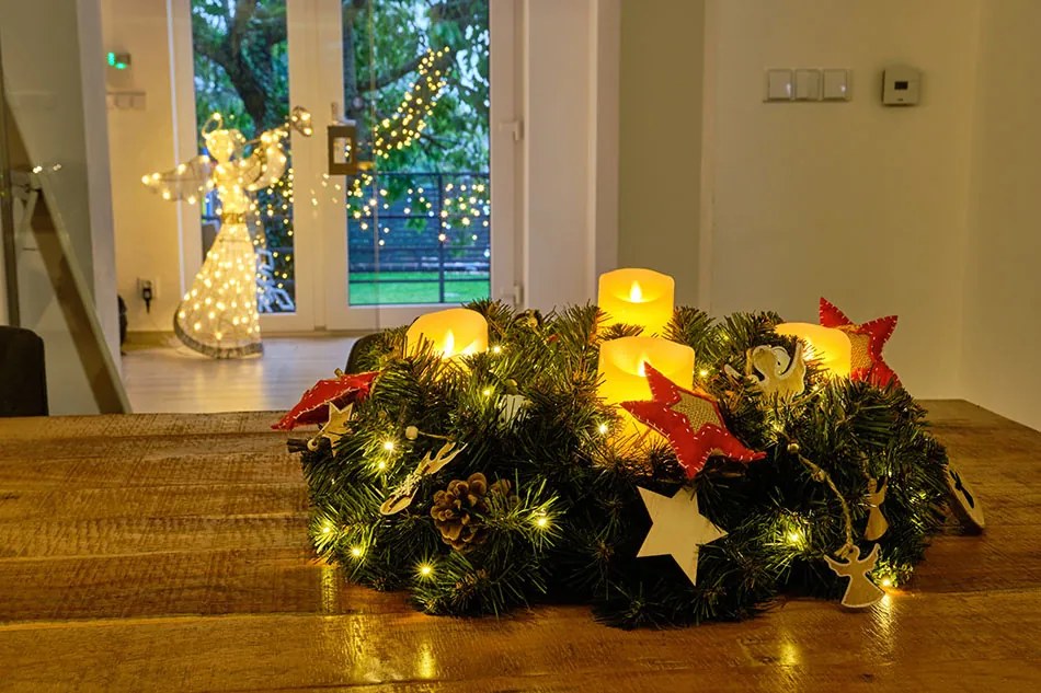 DECOLED Závesná drevená dekorácia, traja anjeli, 43 cm