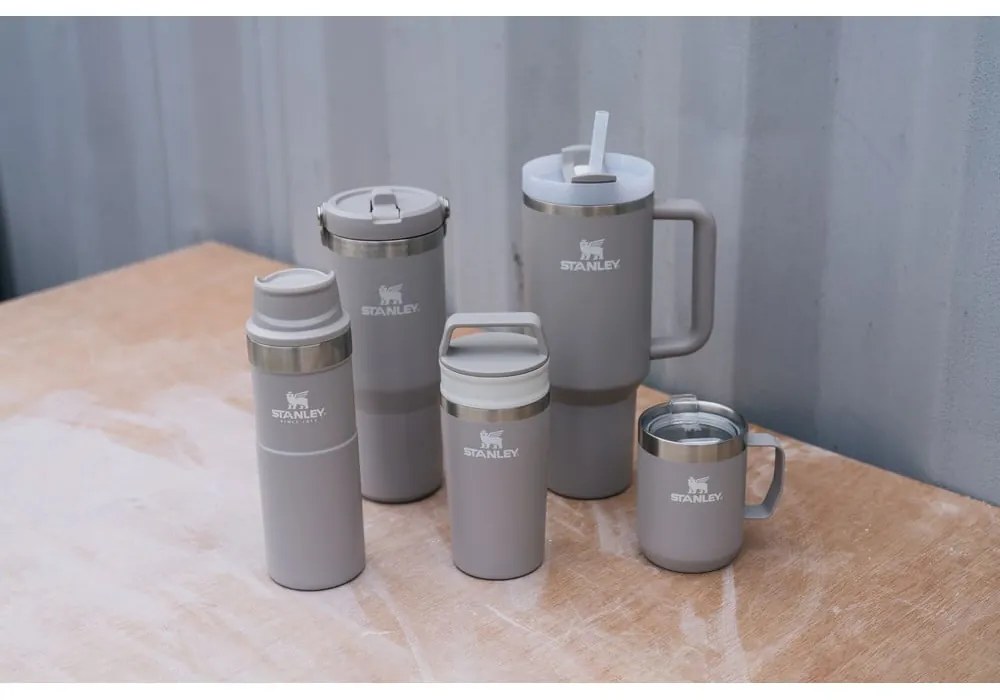 Svetlosivá termoska so slamkou z nehrdzavejúcej ocele 1,18 l Quencher H2.0 FlowState Tumbler Ash – Stanley
