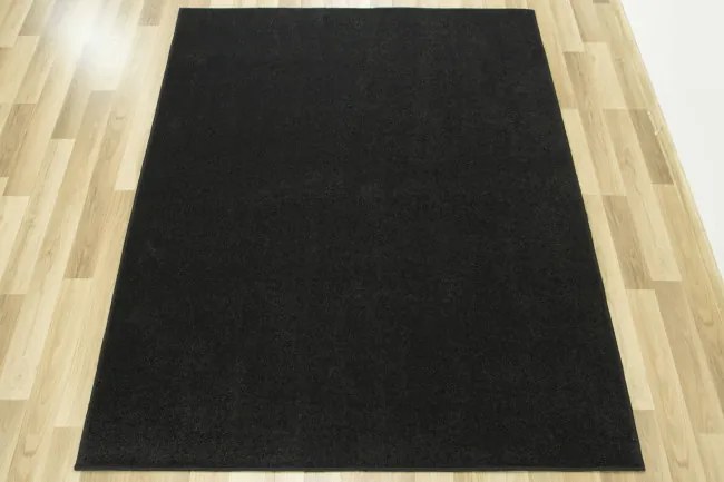Metrážny koberec Lima 790 čierny