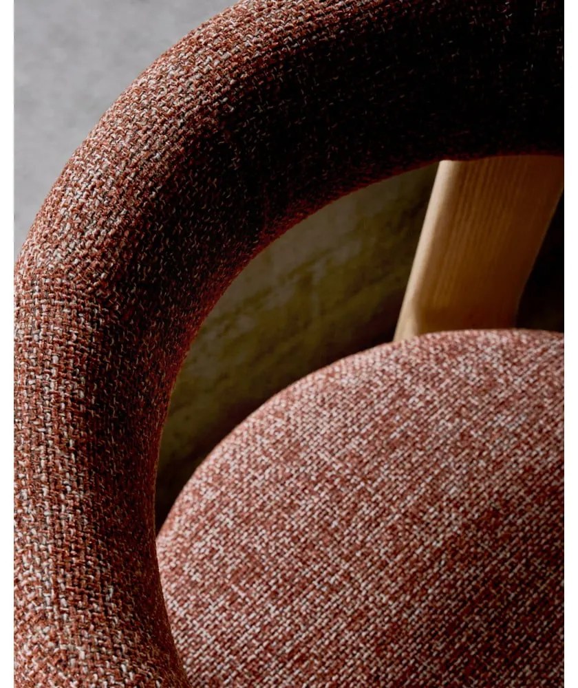 Jedálenská stolička z jaseňového dreva v prírodnej farbe/v terakotovej farbe Granite – Kave Home