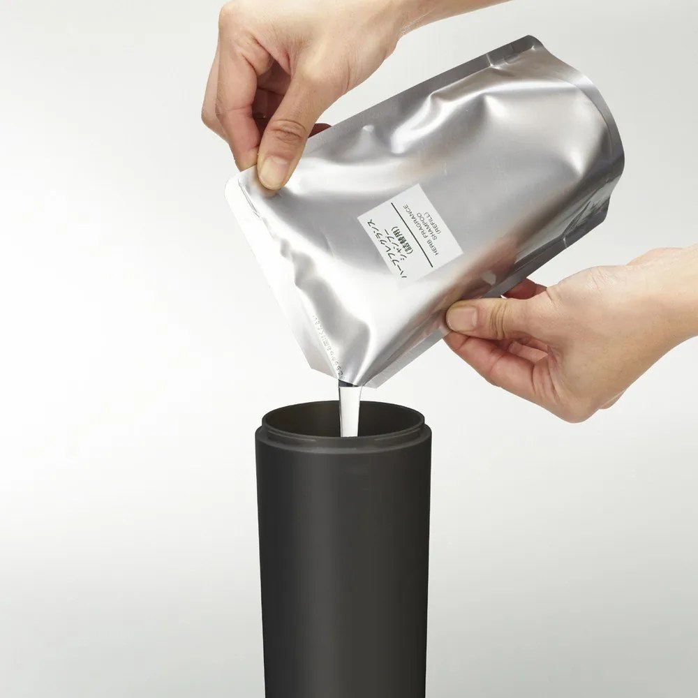 Čierny plastový dávkovač mydla 500 ml Round – YAMAZAKI